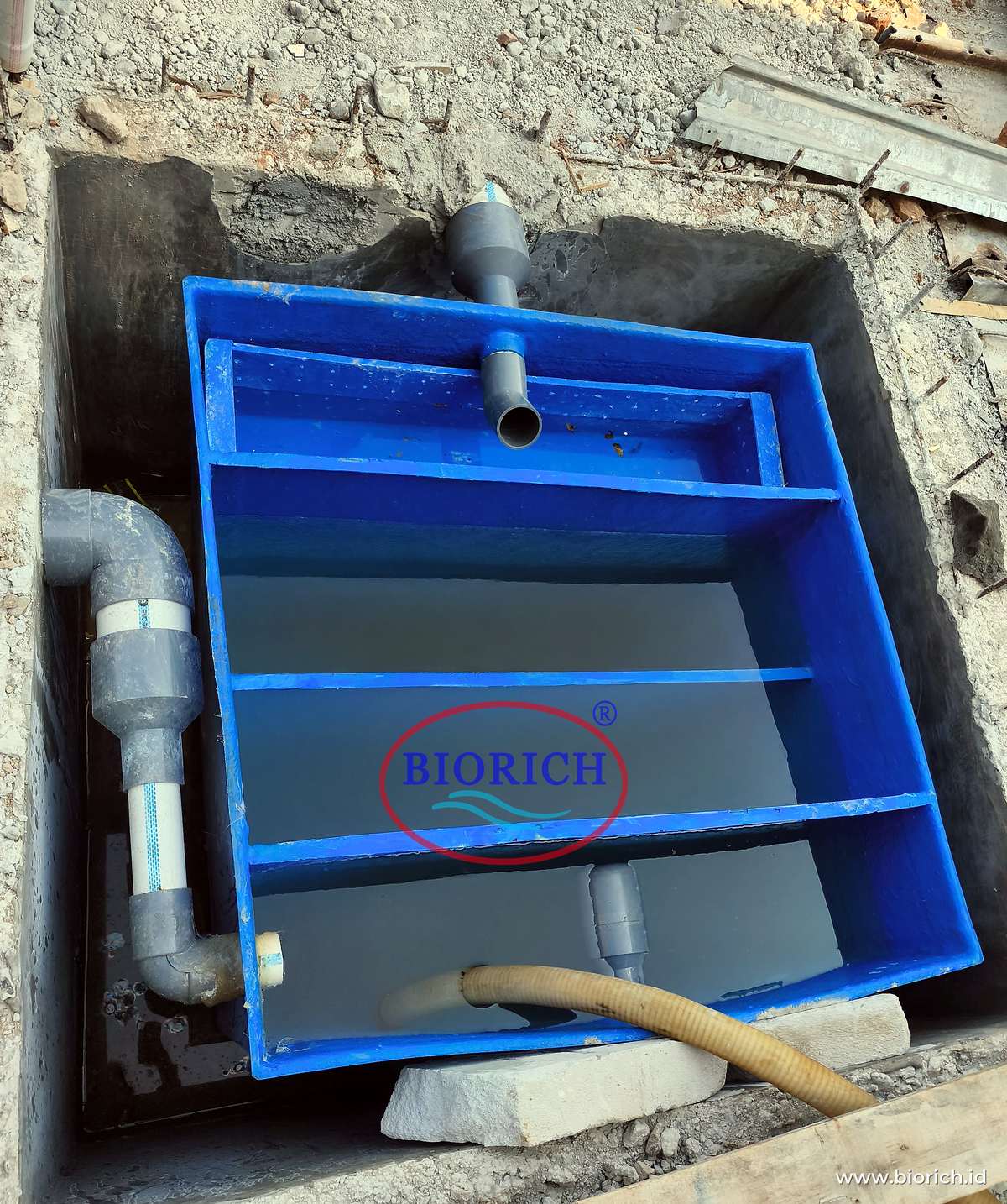 Grease trap fiberglass dengan sekat-sekat pemisah minyak terpasang di dalam bak beton