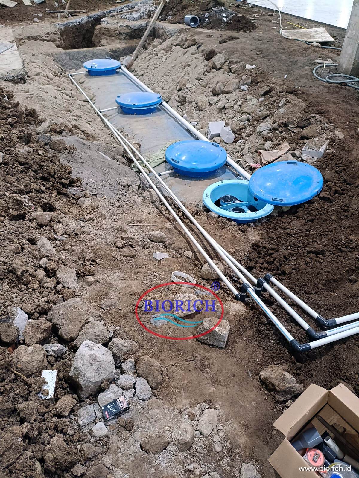 Pemasangan pipa saluran dan tutup manhole IPAL di lokasi proyek sebelum ditimbun