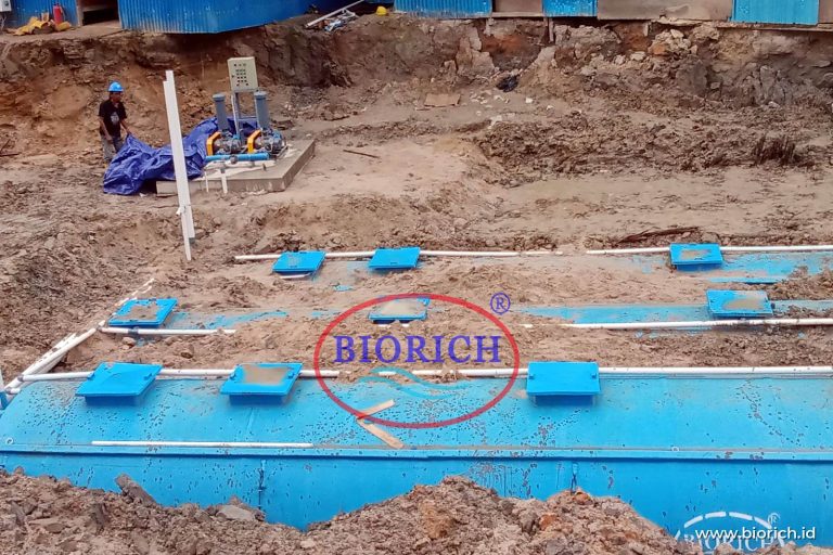 Tangki IPAL BIORICH ditanam di lokasi proyek dengan tutup manhole di permukaan untuk pemeriksaan